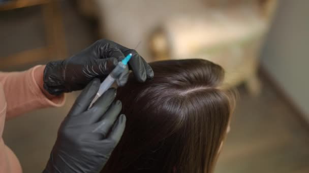Close Hands Expert Trichologist Preparing Injection Syringe Injecting Needle Female — Vídeo de stock