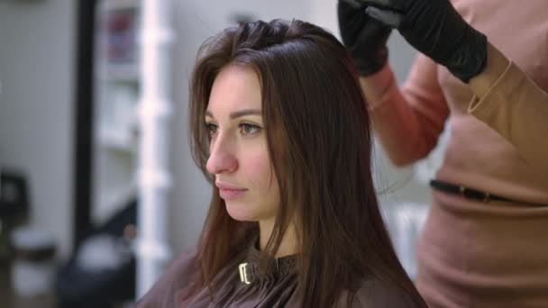 Side View Woman Receiving Painful Injection Hair Salon Indoors Beautiful — Vídeo de stock