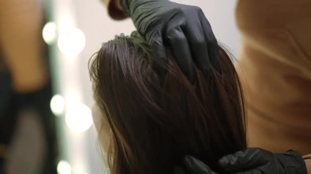 Close Massaging Brunette Female Hair Moisturizing Vitamin Complex Beauty Parlor — Stok video