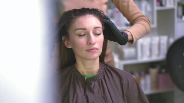 Young Woman Closing Eyes Hairdresser Massaging Head Skin Rubbing Conditioner — Vídeo de stock