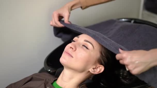 Zoom Young Attractive Woman Hands Hairdresser Putting Towel Wet Hair — Vídeo de stock