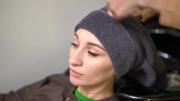 Close Gorgeous Slim Woman Hair Parlor Unrecognizable Hairstylist Putting Towel — Wideo stockowe