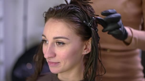 Headshot Happy Beautiful Woman Hairdresser Pins Hair Slow Motion Close — Αρχείο Βίντεο