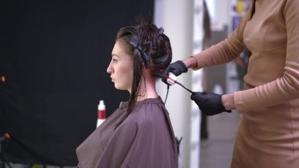 Side View Hairstylist Using Infrared Flat Iron Wet Hair Young — Vídeo de Stock