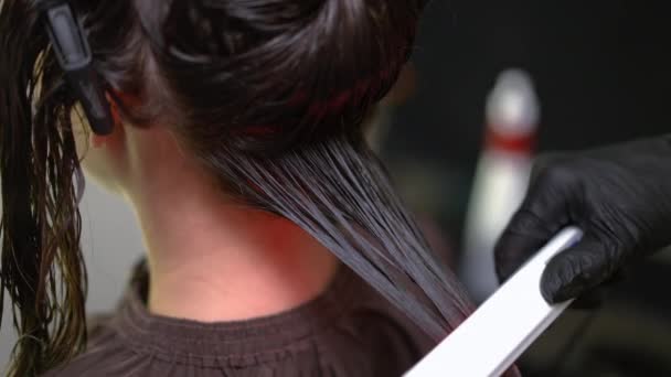 Close Using Infrared Flat Iron Brunette Long Hair Beauty Salon — стокове відео