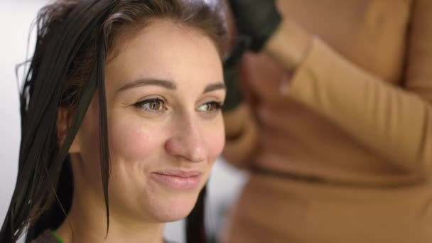 Close Slim Gorgeous Young Woman Smiling Slow Motion Unrecognizable Hairstylist — стокове відео