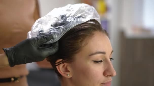 Close Putting Heat Cap Head Satisfied Woman Beauty Parlor Indoors — Wideo stockowe