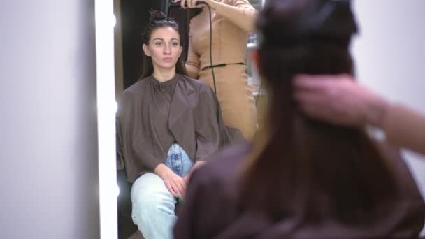 Confident Young Woman Sitting Hair Parlor Reflecting Mirror Hairdresser Drying — Stock videók
