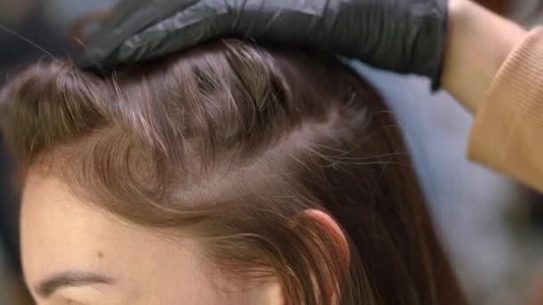 Вид Сбоку Женская Голова Косметологом Мазь Макияж Трения Кожи Волос — стоковое видео