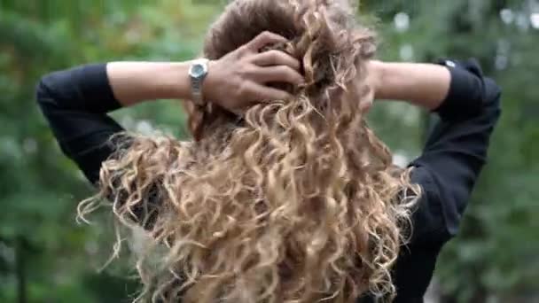 Вид Сзади Юная Стройная Женщина Бросает Длинные Брюнетки Стоящие Аллее — стоковое видео