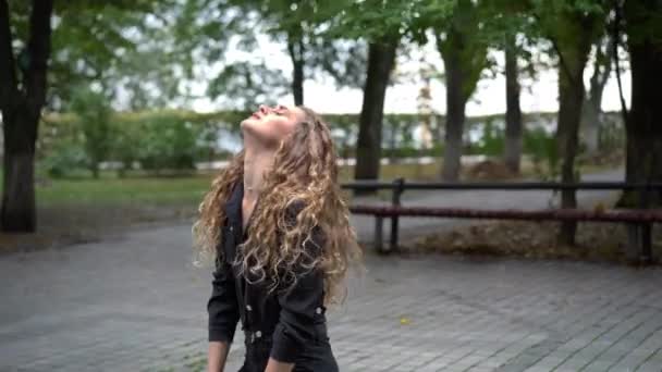 Hopplös Deprimerad Vacker Kvinna Sitter Knä Gränden Höstparken Live Kamera — Stockvideo