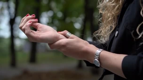Vue Latérale Jeune Femme Méconnaissable Prenant Pouls Poignet Avec Paume — Video