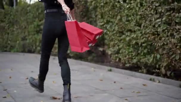 Park Yolunda Alışveriş Torbalarıyla Koşan Neşeli Zayıf Kadının Fotoğrafını Çekiyorum — Stok video