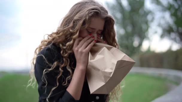 Портрет Белой Женщины Вдыхающей Выдыхающей Дыхание Бумажном Пакете Грустный Стресс — стоковое видео