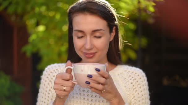 Kafkasyalı Mutlu Bir Kadının Portresi Fincanda Lezzetli Çay Kokusu Alıyor — Stok video