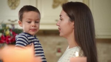 Mutlu anne ve oğul kucaklaşan aileye gülümseyen bir adam gibi konuşuyorlar. Kafkasyalı babayı seven koca, kadın ve çocuğu evde, mutfakta kucaklıyor. Neşe ve aşk konsepti
