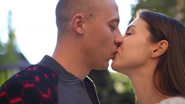 Close Casal Amoroso Beijando Abraçando Raios Sol Câmera Lenta Mulher — Vídeo de Stock