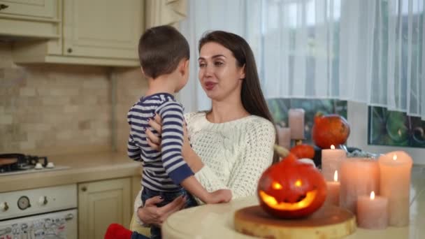 Pria Kaukasia Memasuki Dapur Memeluk Wanita Dan Anak Kecil Mempersiapkan — Stok Video