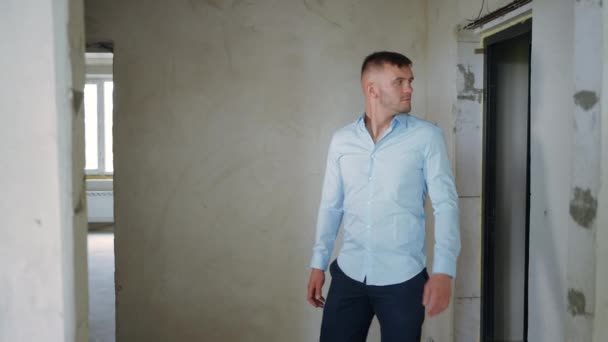 Konzentrierter Kaukasischer Mann Der Eine Bau Befindliche Wohnung Betritt Und — Stockvideo
