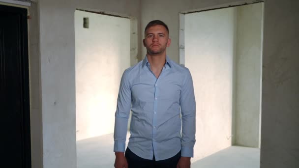 Pria Bahagia Bangga Menunjukkan Kunci Dari Apartemen Baru Sambil Melihat — Stok Video