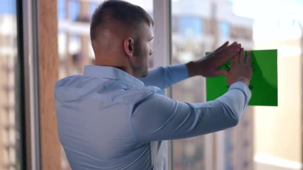 Μεσίτης Ακινήτων Κολλήσει Διαφήμιση Πώληση Γυάλινο Παράθυρο Στέκεται Νέο Διαμέρισμα — Αρχείο Βίντεο