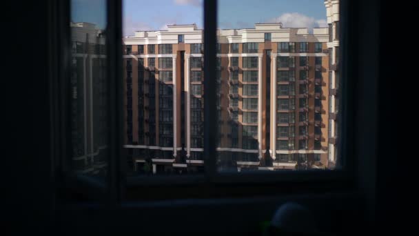 Strzelanie Przez Okno Słonecznej Panoramy Kijowa Dzielnicy Mieszkalnej Zewnątrz Nowy — Wideo stockowe