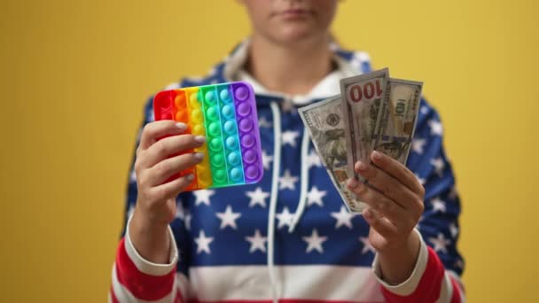 Νεαρή Γυναίκα Δείχνει Μετρητά Και Ευέλικτο Πολύχρωμο Fidget Παιχνίδι Αργή — Αρχείο Βίντεο