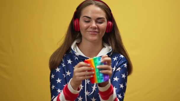 Mujer Feliz Despreocupada Escuchando Música Auriculares Saltando Hoyuelos Juguete Inquieto — Vídeos de Stock