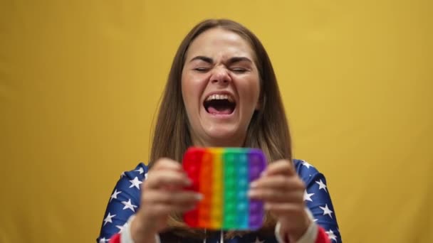 Kızgın Genç Kadın Sarı Arka Planda Yavaş Çekimde Oyuncak Oynarken — Stok video