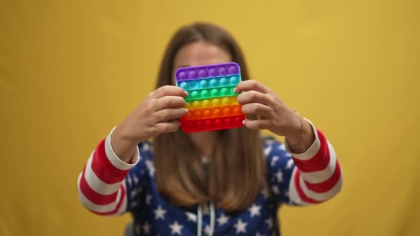 Çok Renkli Bulanık Elleri Olan Gamzelerini Yavaş Çekimde Patlatan Genç — Stok video