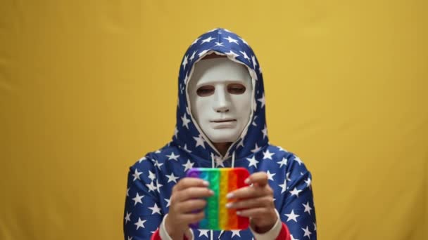 Mujer Centrada Irreconocible Máscara Cara Que Hace Estallar Hoyuelos Dentro — Vídeo de stock