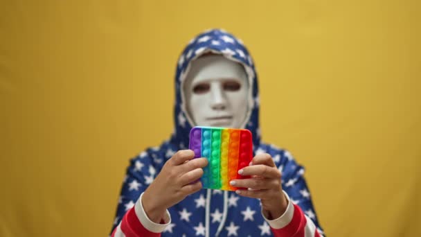 Yüz Maskesi Takmış Bulanık Kadın Ağır Çekimde Kıpırdayan Oyuncak Gamzeleri — Stok video