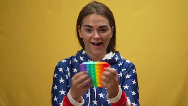 Zaskoczona Młoda Kobieta Wychowująca Fidget Zabawki Zwolnionym Tempie Patrząca Uśmiechniętą — Wideo stockowe
