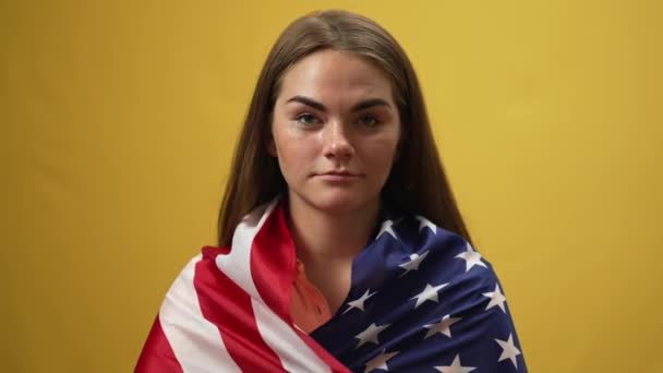 Portræt Selvsikker Ung Kvinde Indpakning Usa Flag Ser Kamera Smilende – Stock-video
