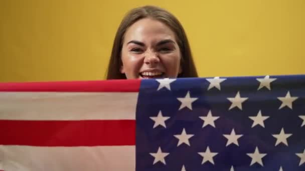 Retrato Orgullosa Joven Feliz Agitando Bandera Mirando Cámara Posando Fondo — Vídeos de Stock