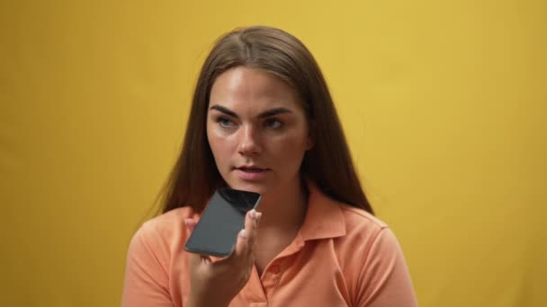 Kızgın Kadın Telefonda Konuşuyor Telefonu Kapatıyor Ağır Çekimde Oyuncak Oynuyor — Stok video