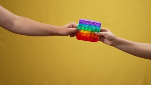 Mãos Masculinas Femininas Puxando Colorido Brinquedo Fidget Popular Câmera Lenta — Vídeo de Stock