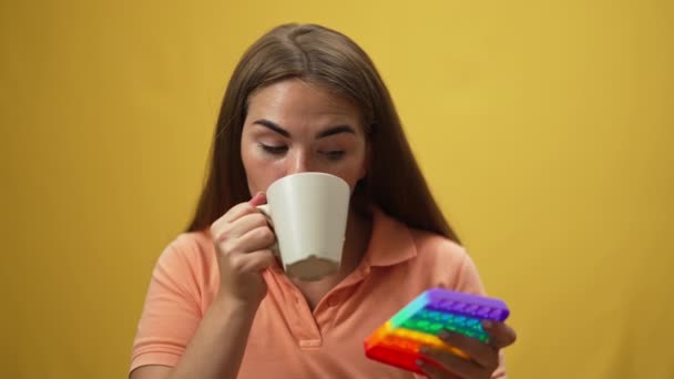 Mujer Joven Bebiendo Café Jugando Juguete Fidget Cámara Lenta Fondo — Vídeos de Stock