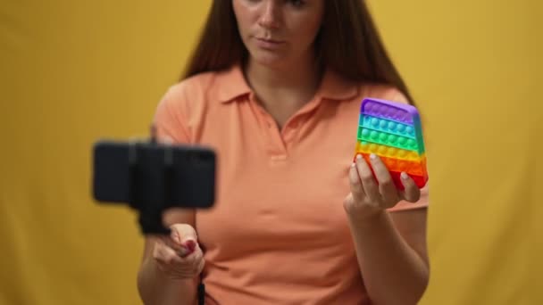 Blogueiro Feminino Irreconhecível Falando Mostrando Multicolorido Brinquedo Moderno Fidget Filmando — Vídeo de Stock