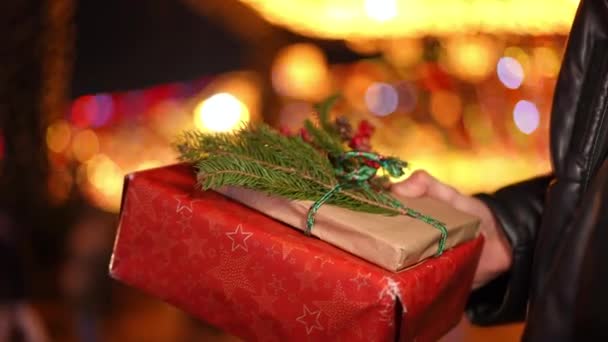 Gros Plan Emballé Cadeaux Noël Dans Main Masculine Caucasienne Extérieur — Video