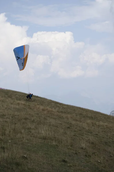 パラグライダーで空を飛ぶ イタリアのモンテ バルド山の高さからの眺め — ストック写真