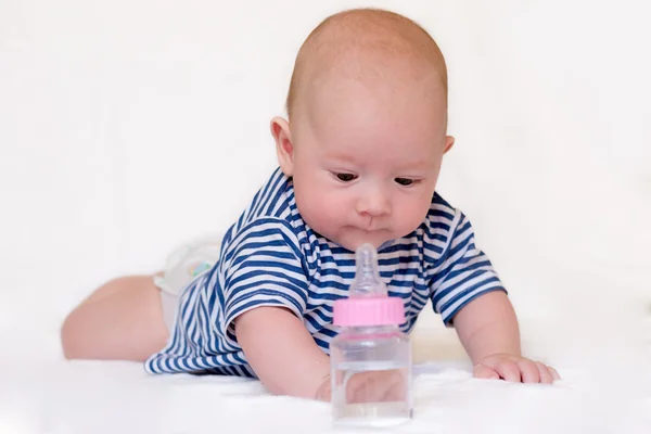 Новорожденный ребенок с бутылкой — стоковое фото
