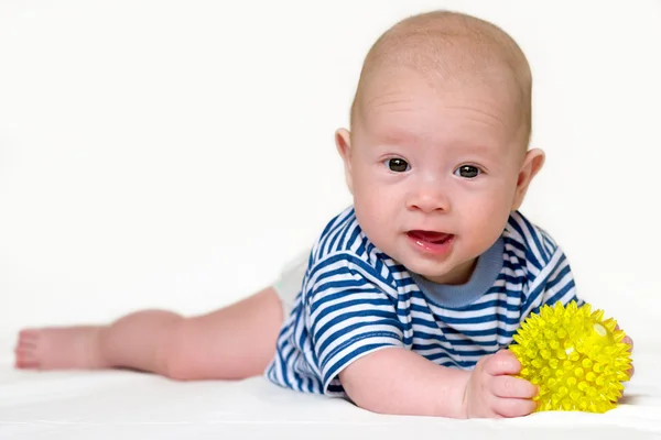 4 månader gammal baby med en boll — Stockfoto