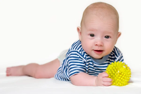 4 månader gammal baby med en boll — Stockfoto