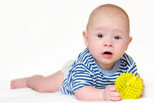 4 månader gammal baby med en boll — Stockfoto