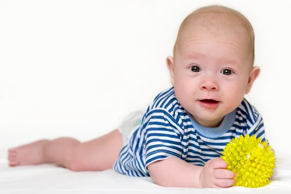 4 månader gammal baby med en boll — Stockfoto