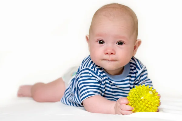 4 maand oude baby met een bal — Stockfoto