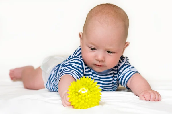 Bebé de 4 meses con una pelota — Foto de Stock