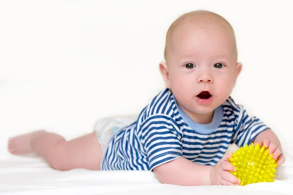 Bir top ile 4 aylık bebek — Stok fotoğraf