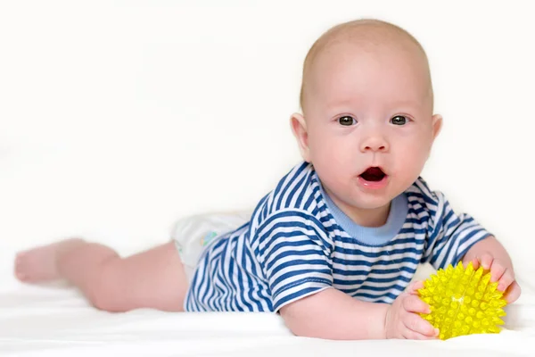 Bebé de 4 meses con una pelota — Foto de Stock